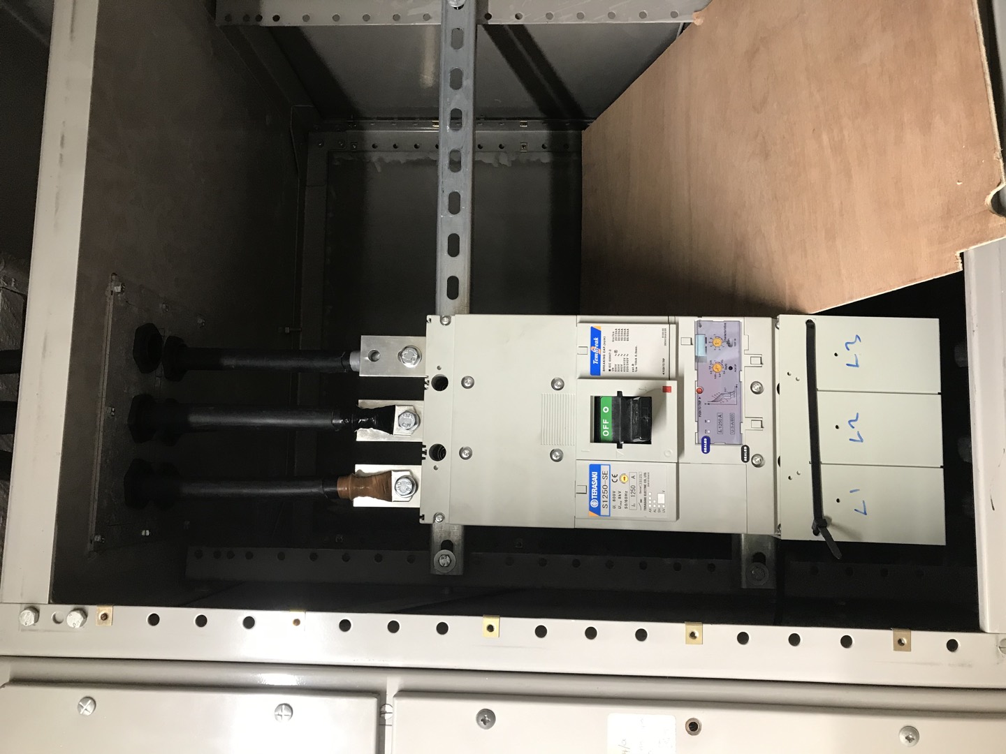 Industrial switchgear cabinet with high-current circuit breaker